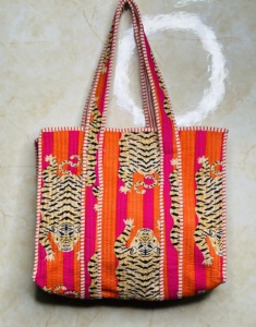 Bolso Tote Hecho a Mano con Estampado de Tigre |   Bolso de Hombro Acolchado de Algodón |   Bolsa de Compras con Estampado Animal |   Bolsa de compras diaria para mujer - Product Image 3