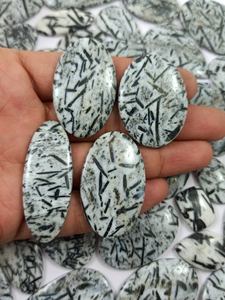 Pierres précieuses Hornblende en gros, formes variées, pierres naturelles noires et vertes pour la fabrication de bijoux - Product Image 1