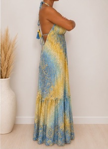 Robe longue bohème pour femme, imprimé cachemire bleu et jaune, col en V, en mousseline, coupe classique, décontractée d'été, longueur ras du sol, ourlet étagé, taille élastique - Product Image 3