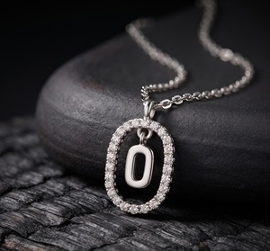Pendentif lettre O en or rose avec accents de cristal sertis clos, charme minimaliste, unisexe, à porter au quotidien - Product Image 1