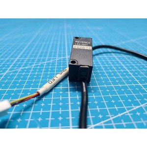 หัวเซ็นเซอร์เลเซอร์แบบลำแสงทะลุ KEYENCE LX2-100T มือสอง สภาพเดิม อะไหล่อุปกรณ์เซมิคอนดักเตอร์รุ่นเก่า - Product Image 1