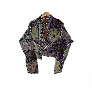 Veste courte réversible en patchwork kantha faite à la main pour femmes, style hippie bohème - Product Image 1