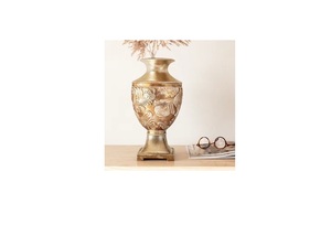 Vase de table en bronze fait main avec des motifs floraux en relief, design traditionnel pour la décoration de la maison, résistant à la rouille, décoration de table - Product Image 1
