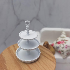 Accessoires pour maison de poupée miniature : Support exquis à trois niveaux avec bord festonné et petite poignée en boucle - Product Image 3