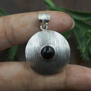 Colgante redondo de plata de ley 925 con ónix negro, hecho a mano, con textura, colgante circular llamativo, joyería minimalista, regalo para mujer - Product Image 2