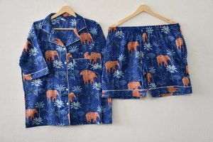 Nuevo Conjunto de Pijamas Elegante y Lujoso para Mujer, Hecho a Mano de Forma Sostenible, Camisa de Manga Corta con Botones y Pantalones Cortos Cómodos a Juego - Product Image 6