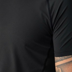 Camiseta Deportiva de Manga Corta para Hombre, Negra, Tejida, de Secado Rápido, Corte Ajustado, Antiarrugas, con Logotipo Estampado en la Parte Delantera - Product Image 4