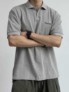 Polo gris de verano para hombre con bordado de letras y media cremallera - Product Image 5