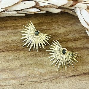 Boucles d'oreilles clous tendance Bohème motif soleil, en laiton plaqué or 18 carats avec labradorite, bijoux pour femme, cadeau céleste, style Bohème, vente en gros/OEM/ODM - Product Image 4