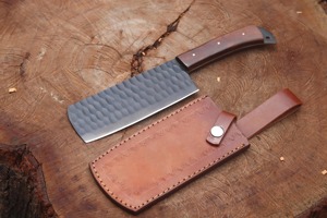 Cuchillo de carnicero hecho a mano de acero al carbono con mango de madera ambidiestro, ecológico, para cortar carne y preparar alimentos. - Product Image 4