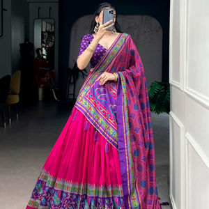 Conjunto de Lehenga Choli de Seda Artística para Mujer con Blusa Jacquard y Dupatta con Bordado Zari - Product Image 1