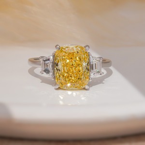 Bague en diamant jaune fantaisie taille coussin en platine avec diamants latéraux couleur D, certifiée IGI, bijou classique de fiançailles pour femme - Product Image 1