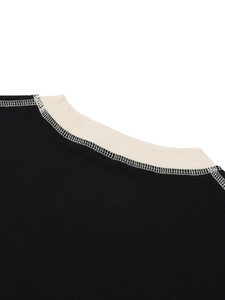 Camiseta de cuello redondo con ribete en contraste, estilo vintage, con costuras expuestas, informal, de dos tonos en cuello y mangas. - Product Image 3