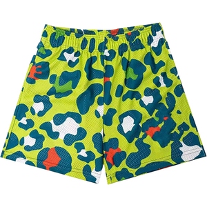 Shorts de sport pour homme en mesh vert camouflage, imprimé par sublimation, séchage rapide, pour la gym, la course à pied et les loisirs. - Product Image 1