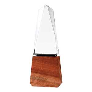 Trophées en cristal en forme de tour avec base en bois élégante pour équipement et accessoires de présentation - Product Image 1