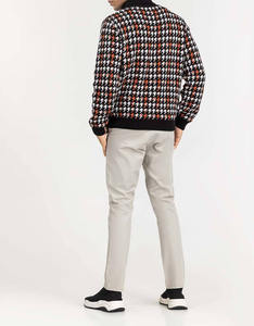 Pull tricoté pour homme à col rond et manches longues, motif vintage coloré, design original et audacieux - Product Image 3