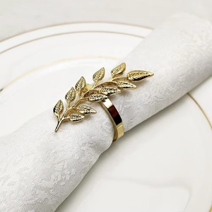 Ronds de serviette en métal luxueux à motif de feuilles de haute qualité rehaussent la valeur perçue de l'ensemble de la mise en place de la table. - Product Image 3