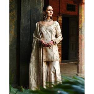 Ensemble de costume de créateur avec des paillettes et des broderies en zari Taille 2XL - Product Image 5