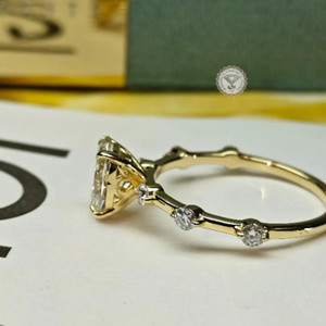Anillo de compromiso ovalado con diamante de laboratorio de 3.30 quilates con engaste de puntas, joyería de oro macizo de 14k, anillo de fiesta - Product Image 4