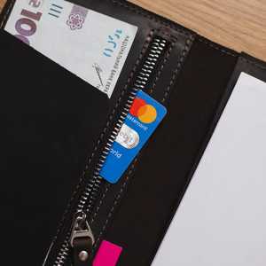 Funda de Cuero Genuino para Chequera, Personalizada con Marca, con 2 Bolsillos, Impermeable, Porta Cheques - Product Image 2