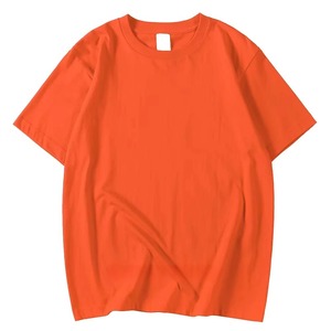 เสื้อยืดคอกลมแขนสั้นผู้ชาย สีแดง ทรงปกติ ผ้าเจอร์ซีย์คอตตอน 100% สีพื้น โลโก้ด้านหน้า ระบายอากาศได้ดี แบบถัก - Product Image 4