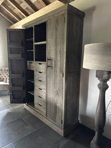 Gabinete de Almacenamiento Rústico de Madera de Salice Bram XL de 2 Puertas con Estantes, Cajones y Acabado Natural Envejecido - Product Image 5
