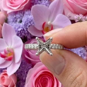 Anillo Clásico de Oro Blanco de 18K con Montura Semiterminada, Diseño de Canasta Cruzada de 4 Puntas con Acento de Diamantes Pavé y Tallo Solitario, Venta al por Mayor con Certificado NGTC - Product Image 3