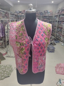 Gilet matelassé rose à fleurs pour femme, col en V, avec poches plaquées à lacets, sans manches, en coton tissé, idéal pour le printemps – CADEAU POUR ELLE - Product Image 1