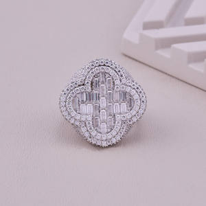 Anillo de compromiso de moissanita con corte baguette y diseño de trébol, estilo hip hop, de lujo, de plata de ley 925 con baño de rodio, joyería de regalo de boda con incrustaciones. - Product Image 1