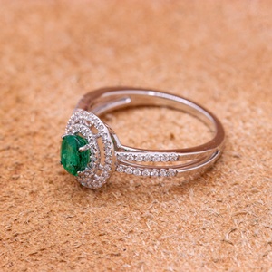 Anillo de Oro Blanco Sólido de 18K con Esmeralda Ovalada Natural y Doble Halo, Joyería Fina, Memoria Jewels, Venta al Por Mayor - Product Image 2