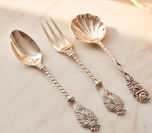 Ensemble de couverts vintage finition argentée avec cuillère et fourchette en forme de coquillage et design de manche torsadé pour une table élégante - Product Image 3