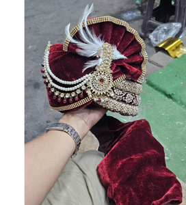 Turbante Dulha Pagri de terciopelo granate con cuentas de perlas y decoración de plumas, tocado tradicional indio para novio en bodas. - Product Image 2