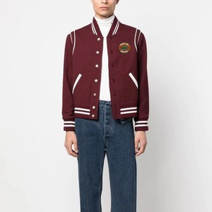 เสื้อแจ็คเก็ตวาร์ซิตี้สีแดงเลือดหมูสำหรับผู้ชาย พร้อมดีไซน์ปักลายแบบแพทช์ ปกเสื้อแบบพับได้ ทรงปกติ เสื้อแจ็คเก็ตวาร์ซิตี้ปักลาย - Product Image 1