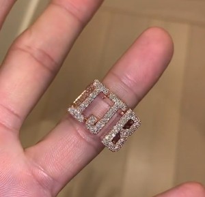 Anillo de Lujo Personalizado con Nombre y Letra en Estilo Hip Hop, con Micro Pavé de Moissanita y Baño de Oro - Product Image 2