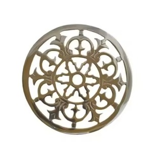 Trípode Redondo de Metal Plateado de Lujo con Patas, Adorno de Filigrana, Soporte para Platos Calientes, Protector de Mesa de Comedor Estilo Antiguo - Product Image 4