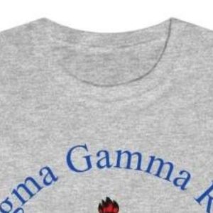 Camiseta de Manga Larga Personalizada con Escudo Colorido, Diseño de Letras Griegas para Mujer, Cuello Redondo Suave y Cómodo, Top Informal de Moda para Hermandades - Product Image 3
