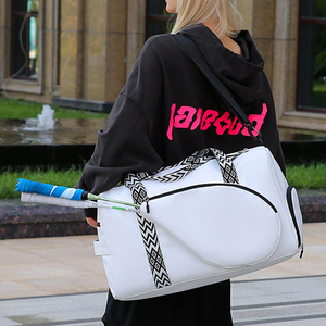 Bolsa Deportiva Unisex Blanca de Poliéster con Asas Negras en Zigzag, Cierre de Cremallera y Múltiples Compartimentos - Product Image 6