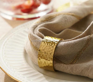 Vente en gros de 4 ronds de serviette texturés en métal doré faits à la main pour mariage et dîner Vaisselle Porte-serviettes Décoration de table - Product Image 6