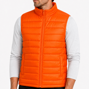Profitez d'une superposition pratique avec cette veste matelassée pour homme, conçue pour les températures fraîches et offrant un confort de mouvement quotidien. - Product Image 6