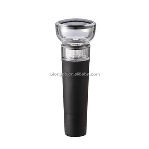 Colección de abridores de vino automáticos inalámbricos con boquilla vertedora, tapa selladora al vacío y cortador, base negra moderna - Product Image 5
