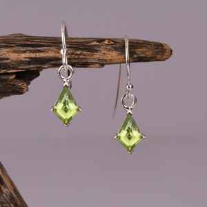Pendientes de Plata de Ley 925 con Peridoto Verde en Forma de Cometa, Estilo Vintage, para Novia, Piedra de Nacimiento de Agosto - Product Image 3