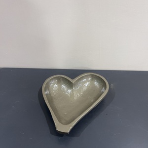 Bandeja Decorativa de Aluminio con Forma de Corazón, Diseño Artesanal Moderno, Acabado Dorado, para Decoración del Hogar, para el Día de San Valentín, Aniversario - Product Image 3