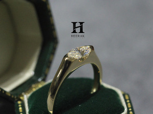 Anillo de compromiso minimalista de oro de 14K con diamante de laboratorio de corte marquesa de lujo oriental-oeste, engaste de bisel, joyería solitaria moderna - Product Image 5