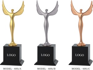 Trophée féminin en métal avec base en bois noir Modèle 600 Plaqué or, argent, cuivre Durable Récompense promotionnelle - Product Image 6