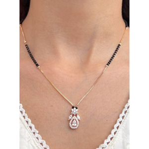 Elegante Mangalsutra Dorado con Colgante de Diamantes |   Joyería de Piedra Contemporánea para Mujer de Om Fashion Studio - Product Image 3