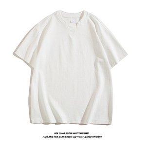 Camiseta de algodón de 240 g de alto gramaje con cuello alto de punto, corte regular, color personalizado, hombros caídos, estilo urbano. - Product Image 1