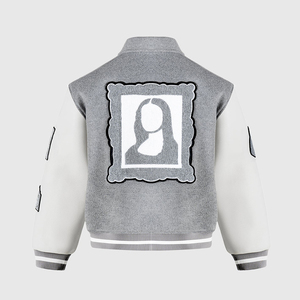 Chaqueta Varsity Gris para Hombre con Mangas Blancas, Diseños de Parches, Cuello Camisero, Botón Único, Estilo Casual - Product Image 3