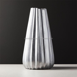 Diseño Decoración del hogar Florero de metal de alta calidad Diseño de lujo martillado para mesa Sala de estar y hogar - Product Image 1