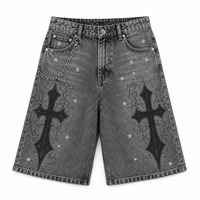 Shorts en jean gothiques pour hommes gris cendré, délavé clair, avec applique croix, broderie, étoiles en strass et détails de chaîne, coupe mi-large, style été