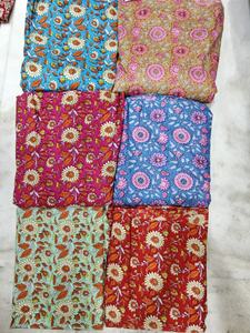 Tissu en coton peigné tissé léger, respirant, biologique et écologique, imprimé de fleurs, thème floral pour vêtements et robes de filles - Product Image 3